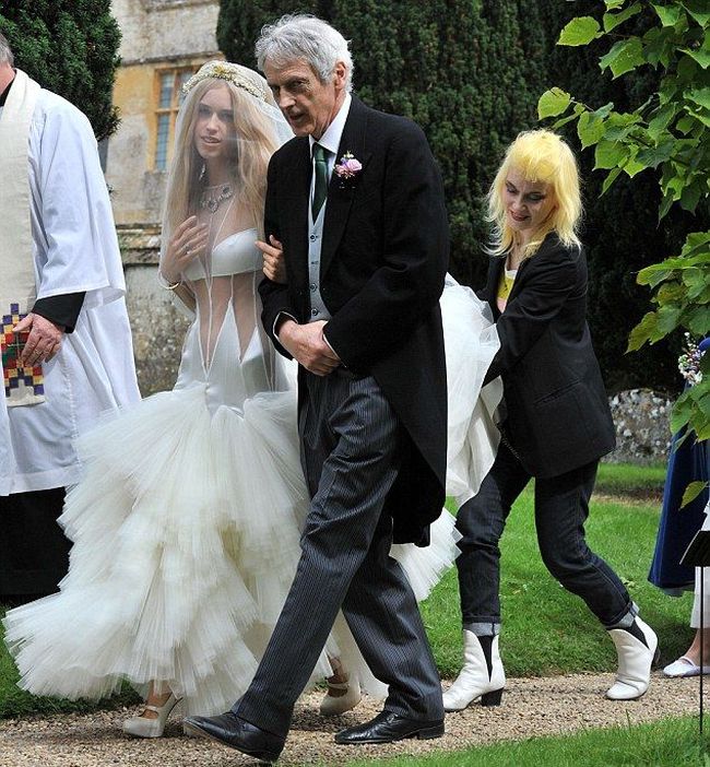 DIARY OF A CLOTHESHORSE: LADY MARY CHARTERIS MARRIES IN PAM HOGG